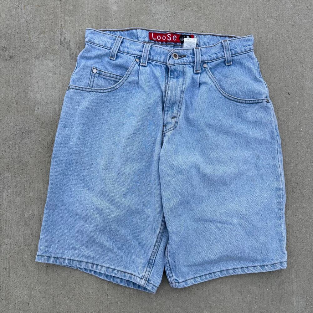 Vintage 1990s silvertab levi’s loose skater style denim jean shorts size 32